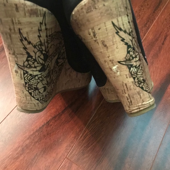 Shoes - Picture 4 of 5